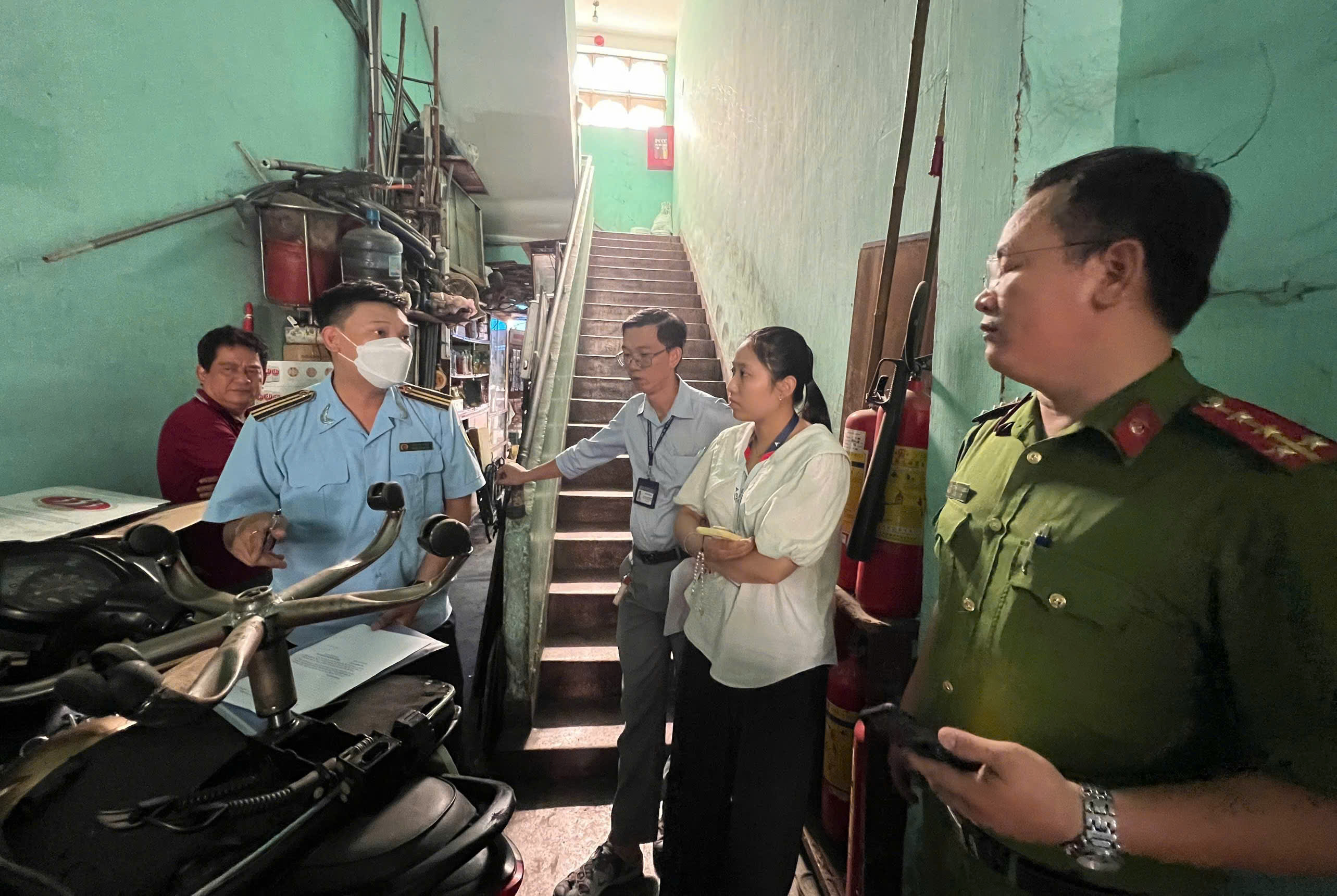 Loạn giá giữ xe ngày lễ - Ảnh 1.