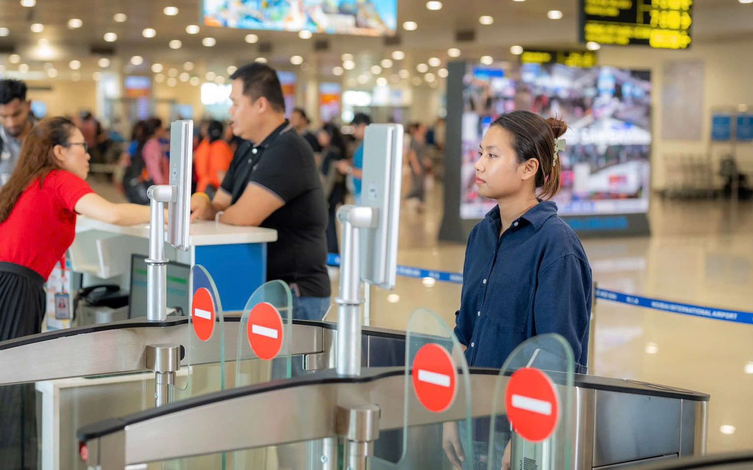 Khách bay hãng nào đã có thể làm thủ tục bằng VNeID ở sân bay Nội Bài, Tân Sơn Nhất?