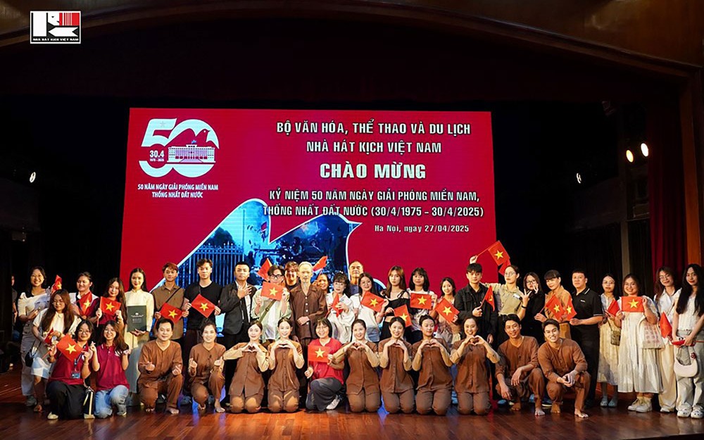 Xem kịch và cùng nghệ sĩ hát Quốc ca