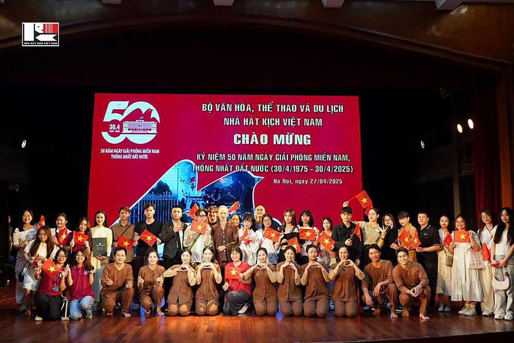 Xem kịch và cùng nghệ sĩ hát Quốc ca - Ảnh 1.