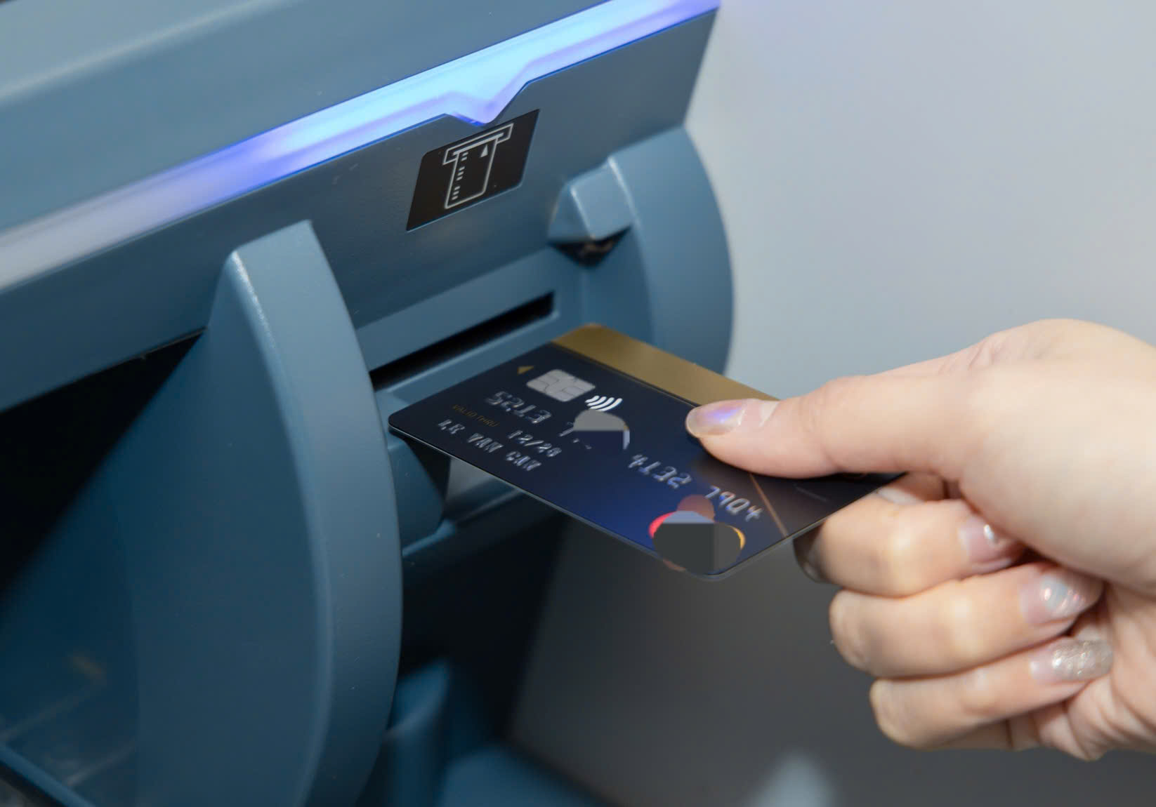 Dịp lễ 30-4, r&uacute;t tiền ở m&aacute;y ATM/CDM đừng qu&ecirc;n cảnh b&aacute;o mới nhất của ng&acirc;n h&agrave;ng - Ảnh 1.