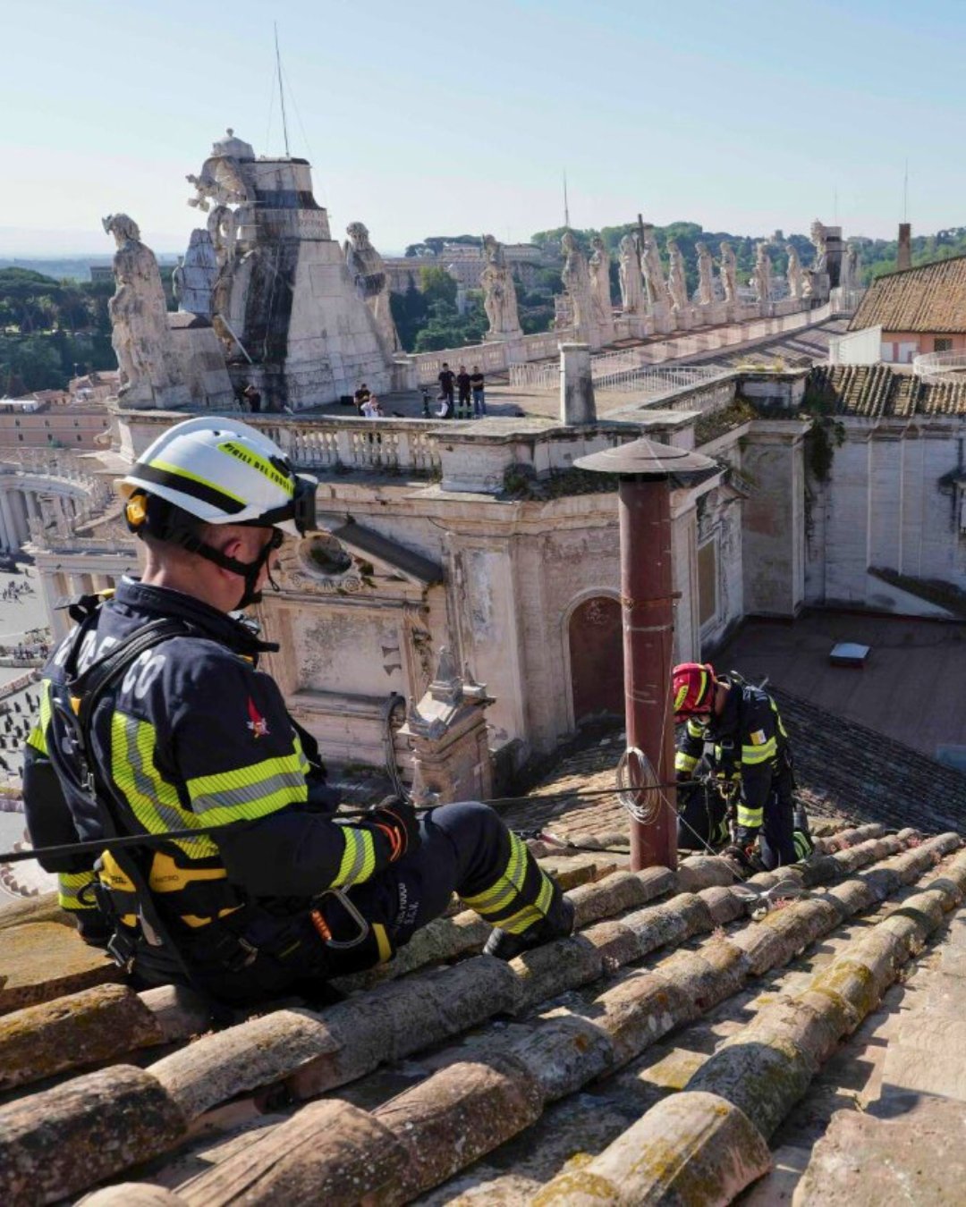 L&iacute;nh cứu hỏa Vatican lắp ống kh&oacute;i b&aacute;o hiệu kết quả bầu gi&aacute;o ho&agrave;ng - Ảnh 1.