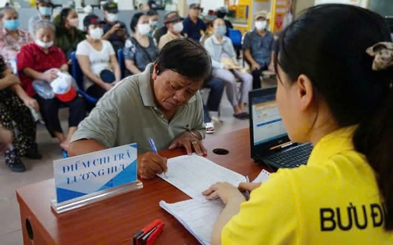 Hoàn thành chi trả lương hưu, trợ cấp BHXH tháng 5