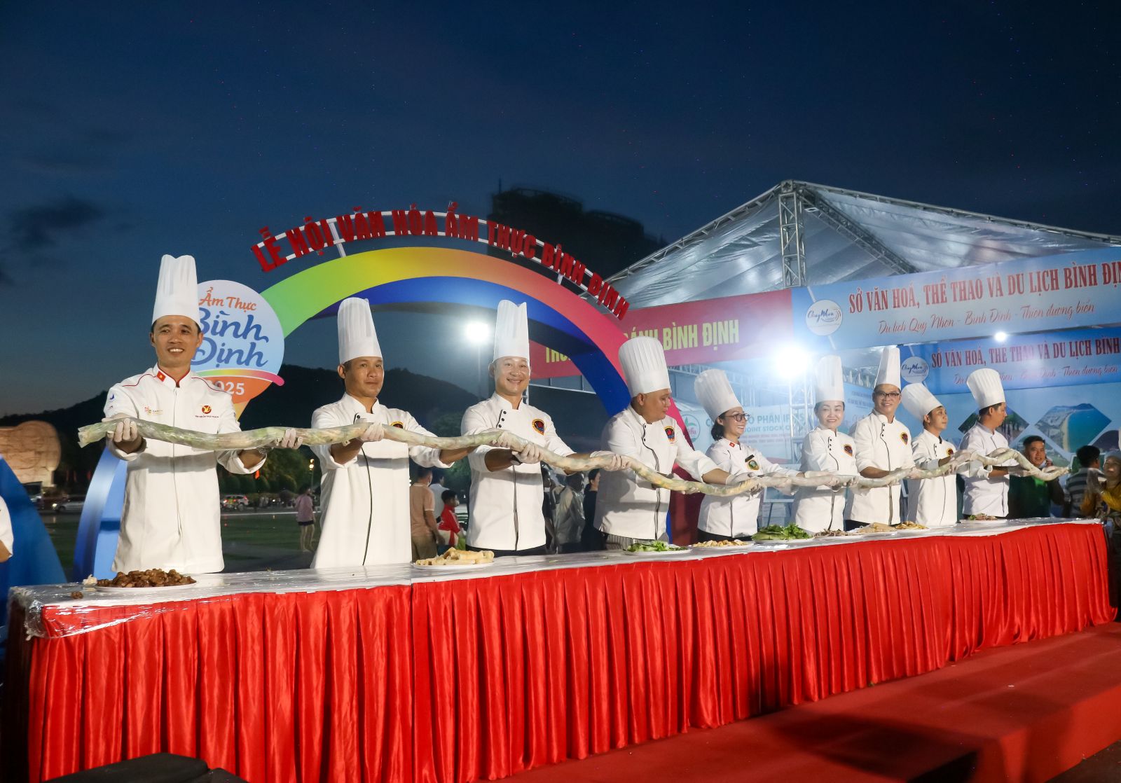 H&agrave;ng ng&agrave;n m&oacute;n ăn hội tụ tại Lễ hội Văn h&oacute;a Ẩm thực B&igrave;nh Định 2025 - Ảnh 7.