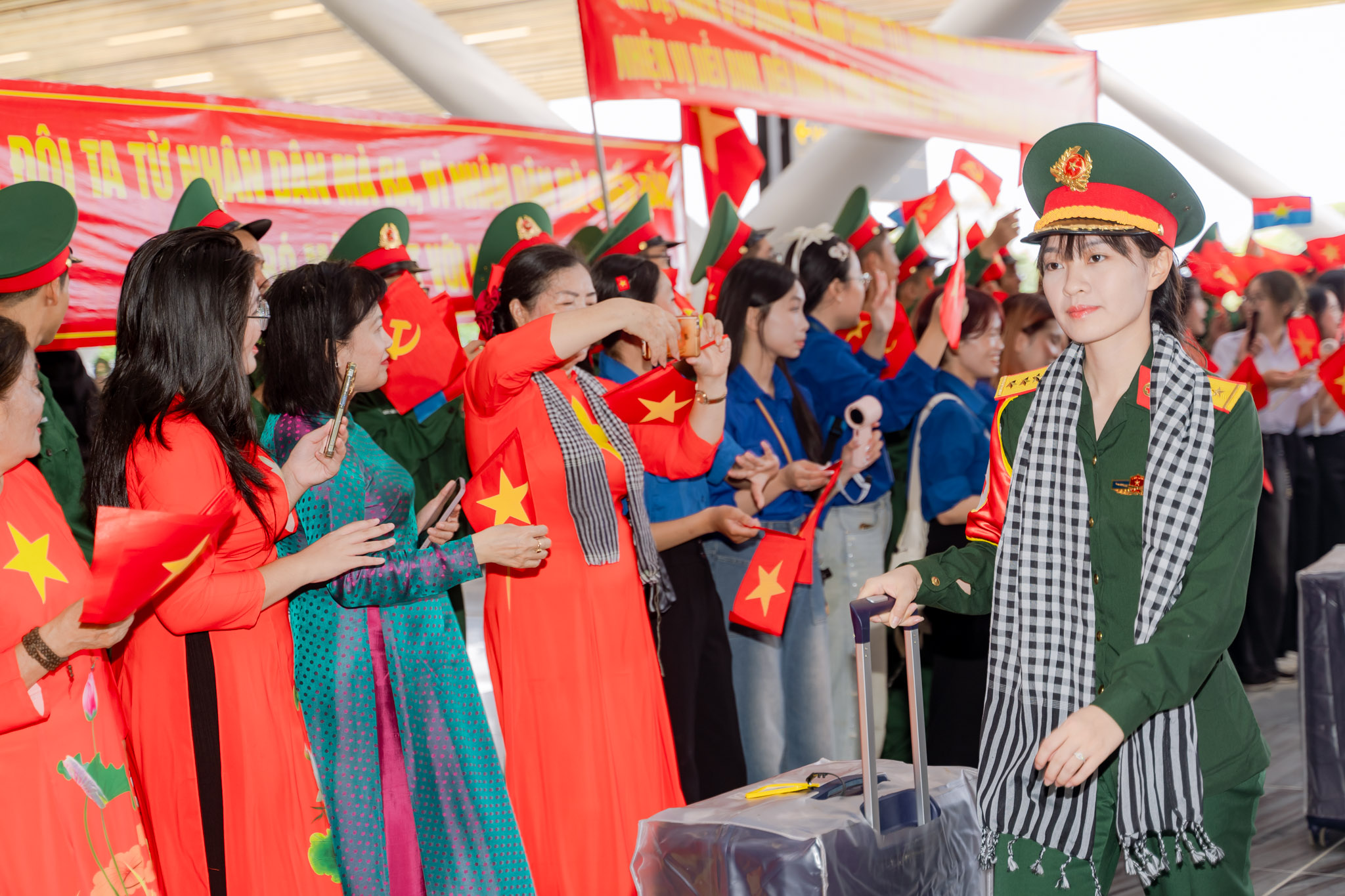Khối diễu binh A50 tạm biệt TP HCM: "Tình cảm của bà con làm chúng tôi rất xúc động!"- Ảnh 5.