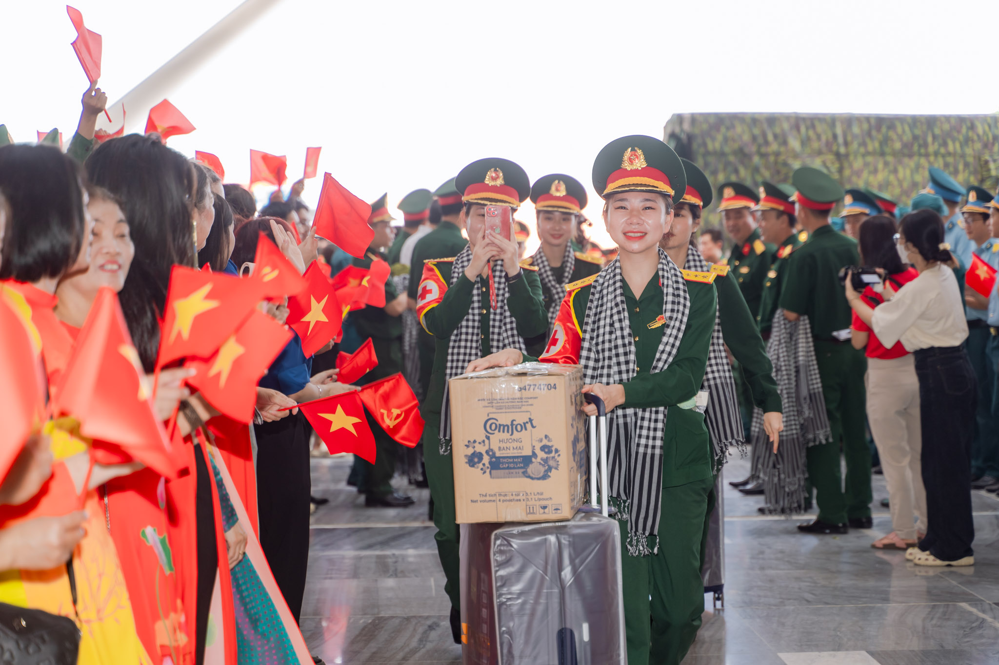 Khối diễu binh A50 tạm biệt TP HCM: "Tình cảm của bà con làm chúng tôi rất xúc động!"- Ảnh 2.