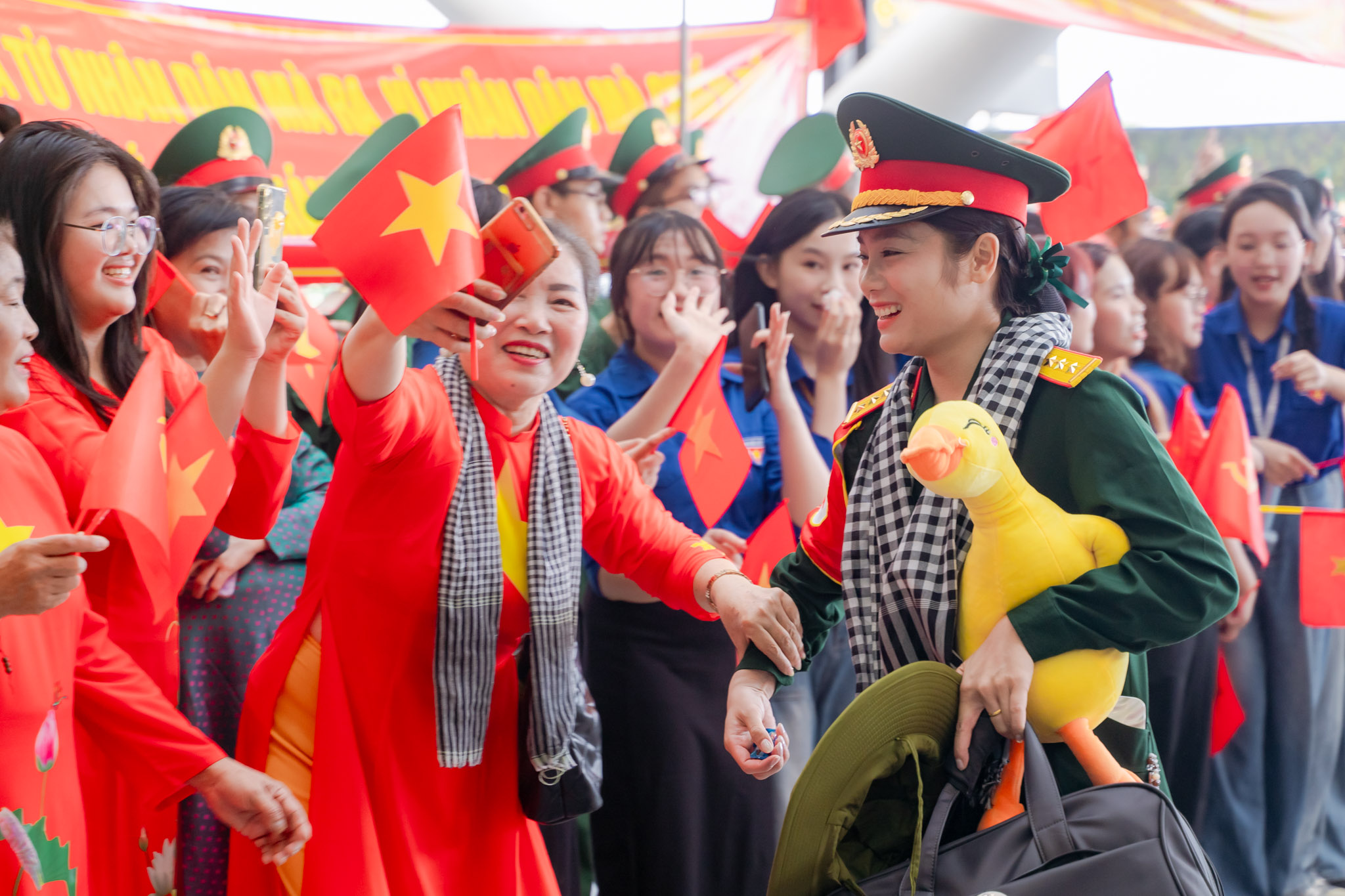 Khối diễu binh A50 tạm biệt TP HCM: "Tình cảm của bà con làm chúng tôi rất xúc động!"- Ảnh 4.