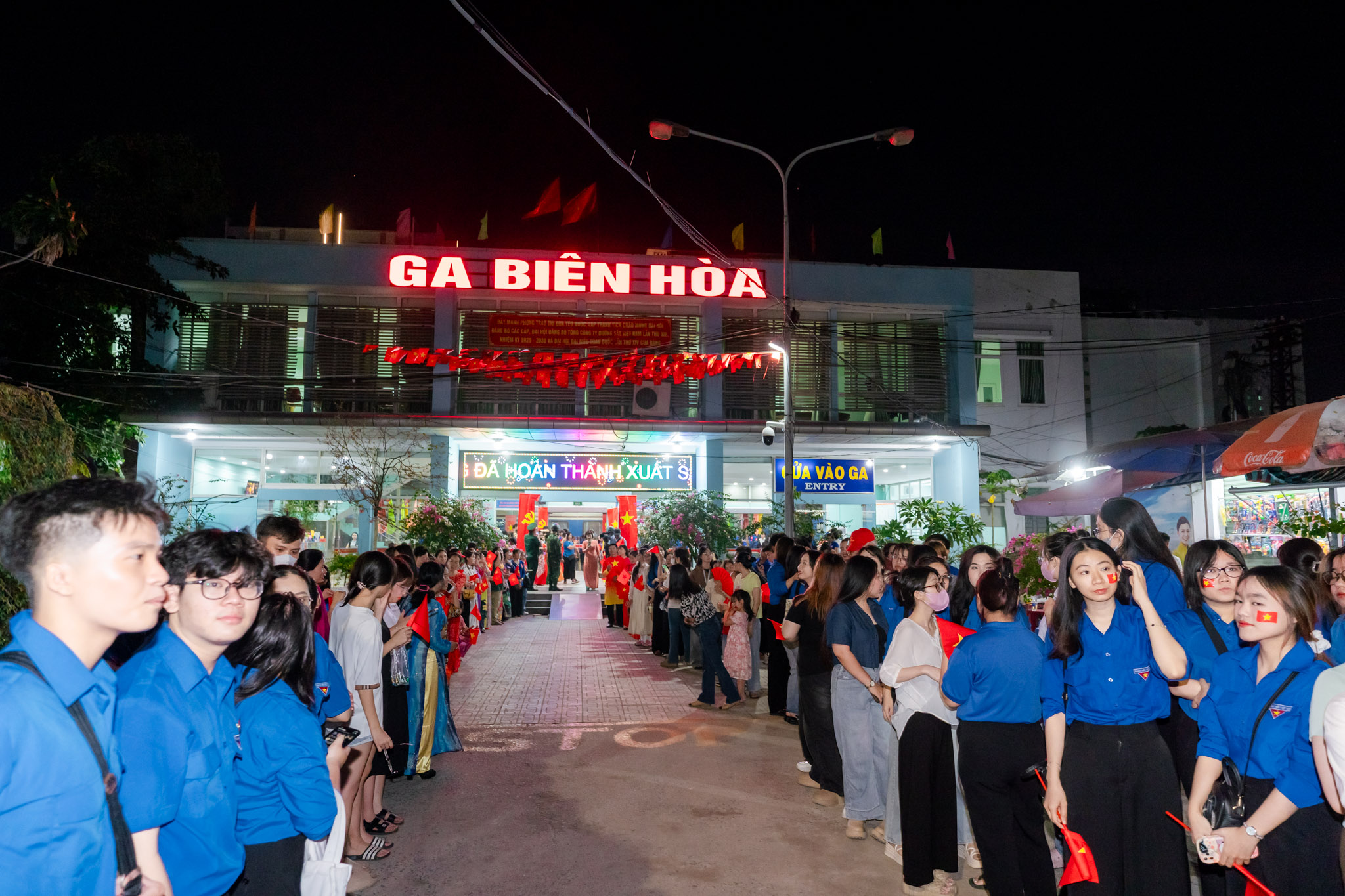 Khối diễu binh A50 tạm biệt TP HCM: "Tình cảm của bà con làm chúng tôi rất xúc động!"- Ảnh 20.