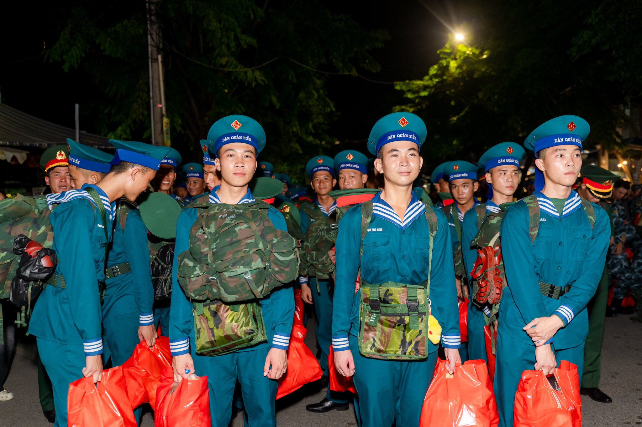 Khối diễu binh A50 tạm biệt TP HCM: "Tình cảm của bà con làm chúng tôi rất xúc động!"- Ảnh 27.