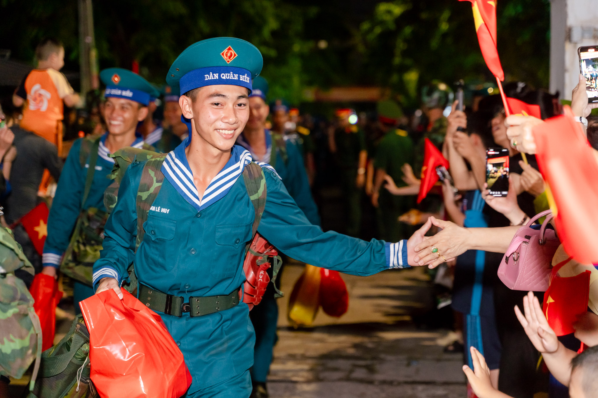 Khối diễu binh A50 tạm biệt TP HCM: "Tình cảm của bà con làm chúng tôi rất xúc động!"- Ảnh 24.