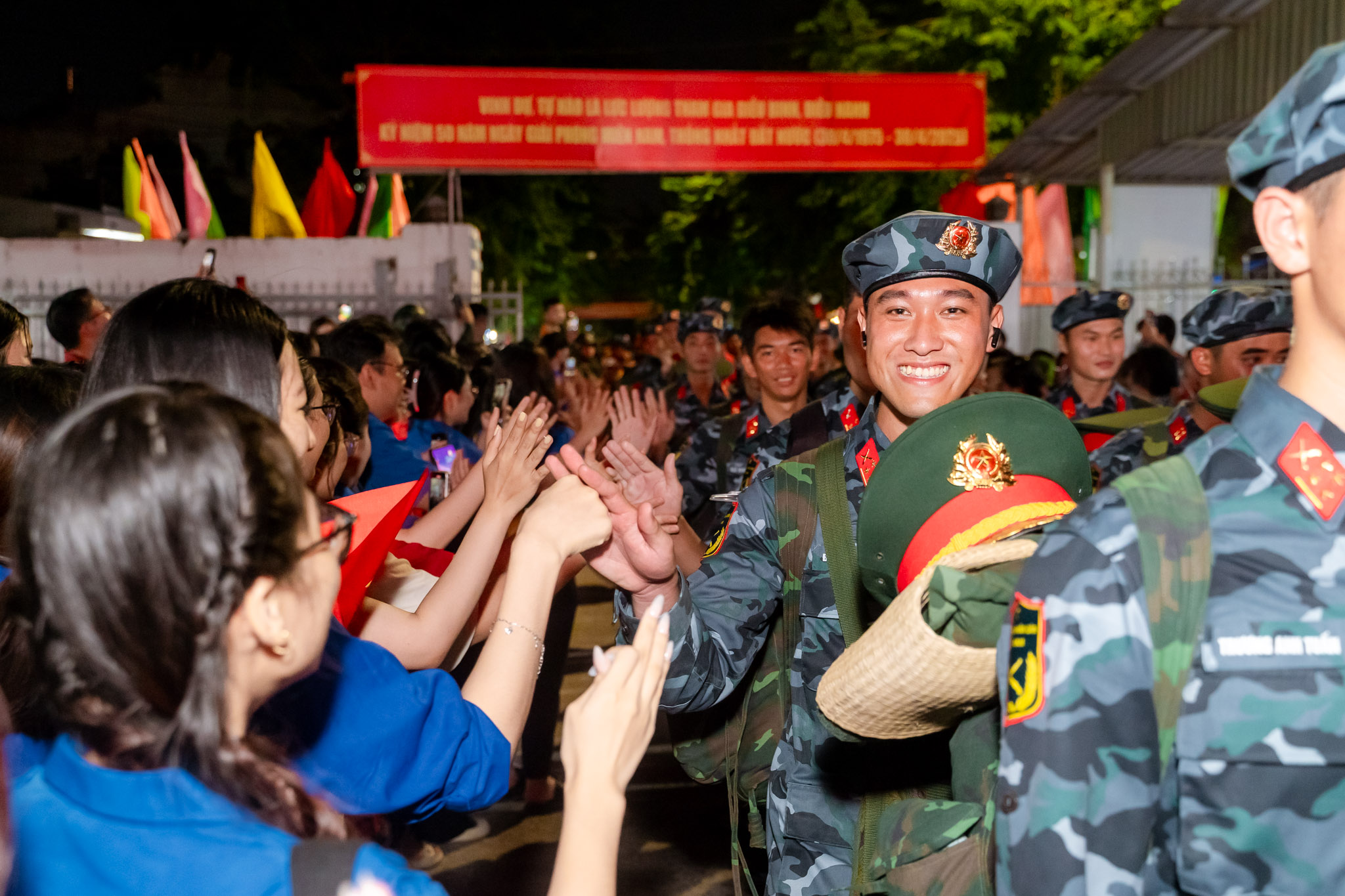 Khối diễu binh A50 tạm biệt TP HCM: "Tình cảm của bà con làm chúng tôi rất xúc động!"- Ảnh 19.
