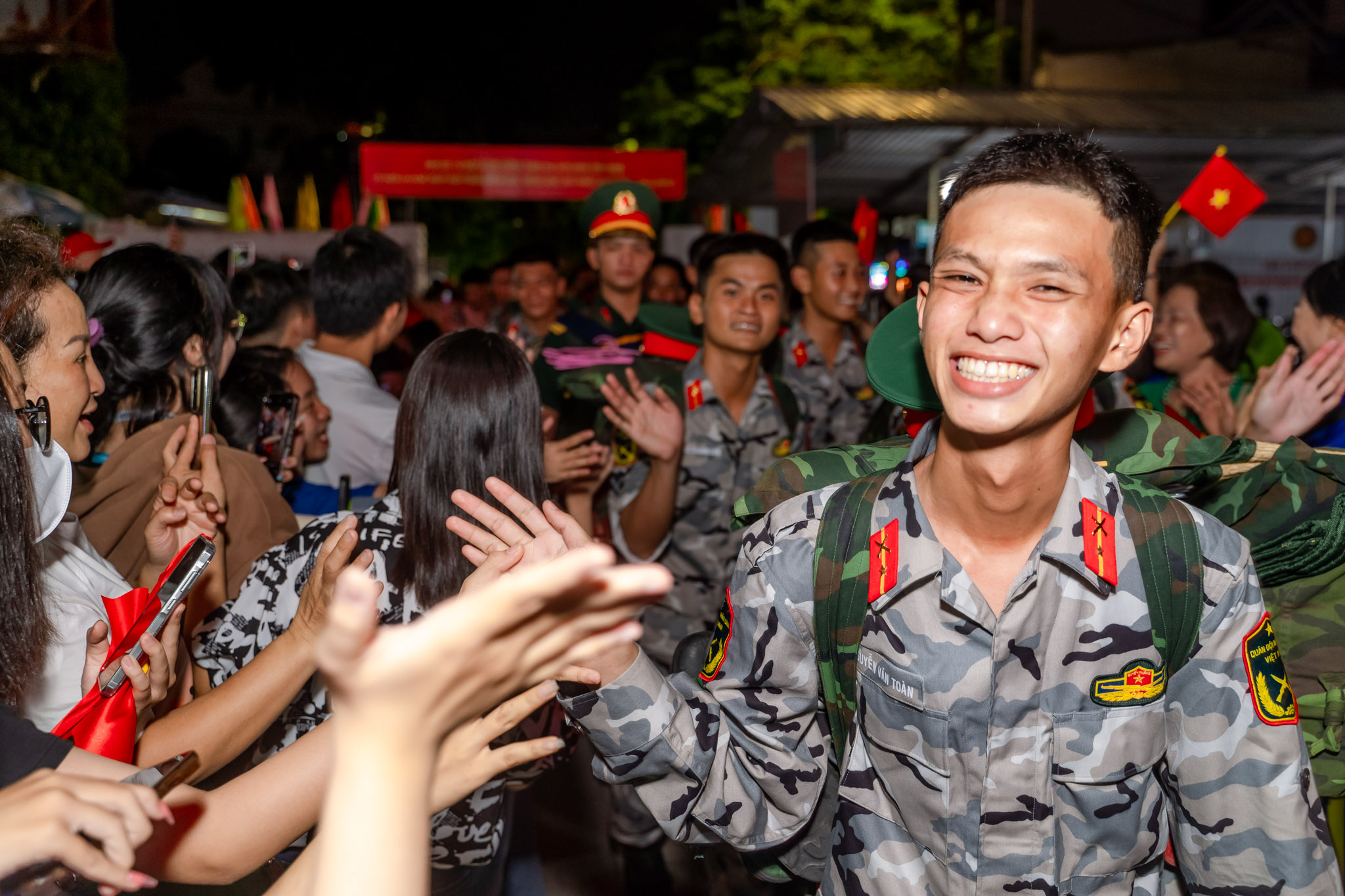 Khối diễu binh A50 tạm biệt TP HCM: "Tình cảm của bà con làm chúng tôi rất xúc động!"- Ảnh 26.