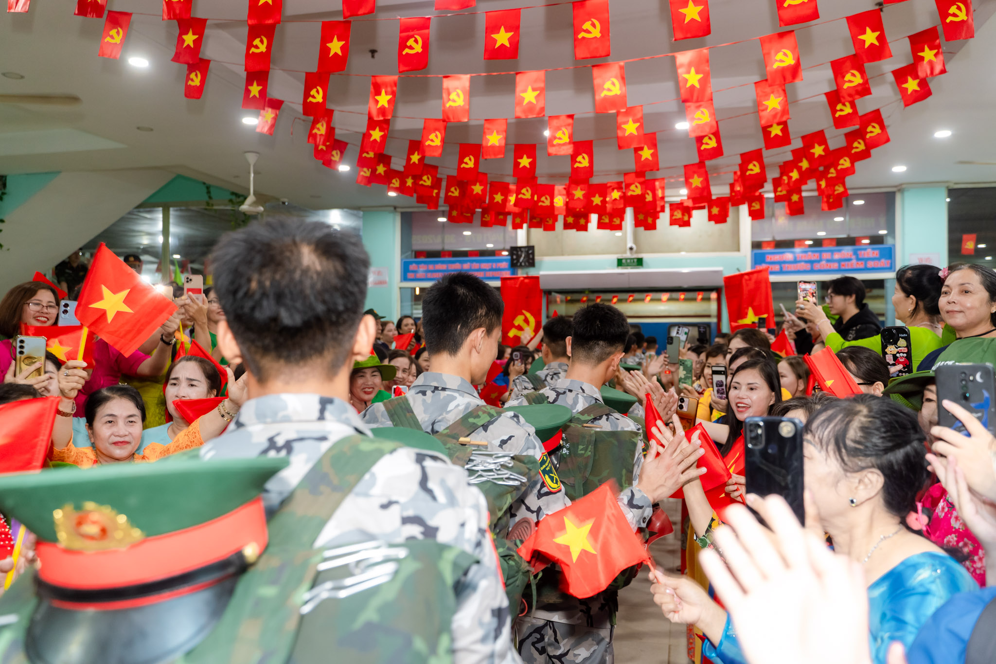 Khối diễu binh A50 tạm biệt TP HCM: "Tình cảm của bà con làm chúng tôi rất xúc động!"- Ảnh 21.