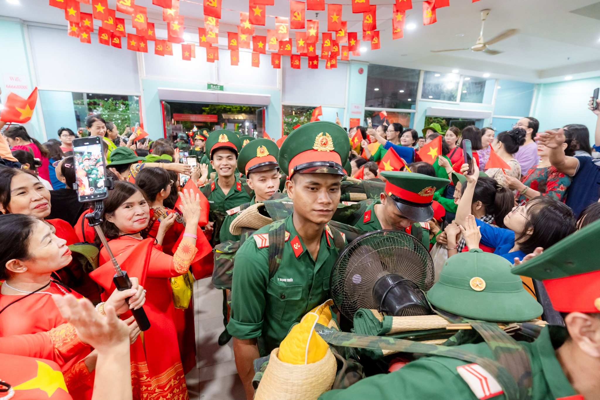 Khối diễu binh A50 tạm biệt TP HCM: "Tình cảm của bà con làm chúng tôi rất xúc động!"- Ảnh 14.