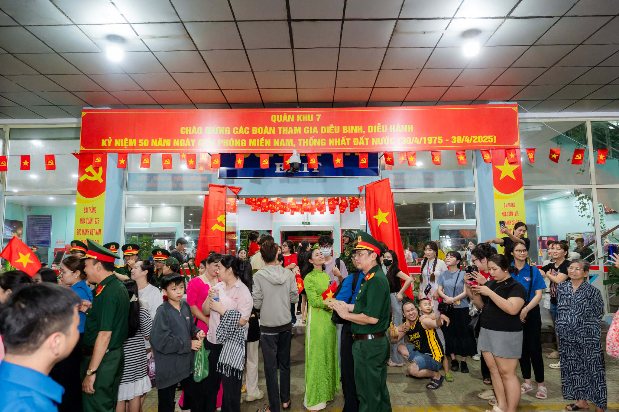 Khối diễu binh A50 tạm biệt TP HCM: "Tình cảm của bà con làm chúng tôi rất xúc động!"- Ảnh 13.