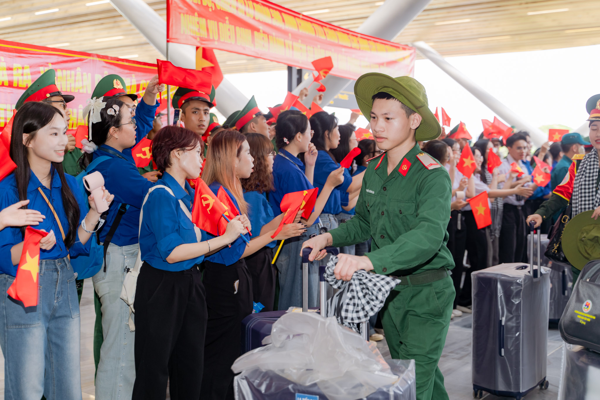 Khối diễu binh A50 tạm biệt TP HCM: "Tình cảm của bà con làm chúng tôi rất xúc động!"- Ảnh 7.