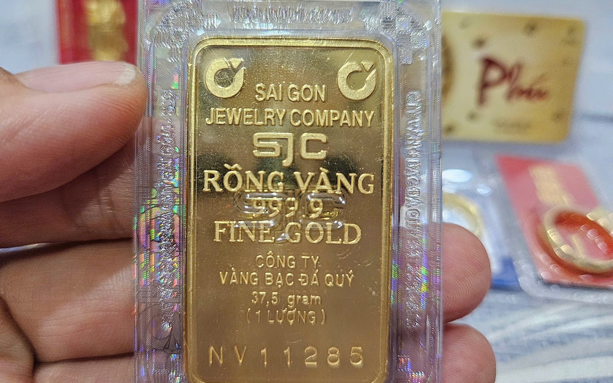 Sáng 2-5, giá vàng miếng SJC cao hơn thế giới khoảng 18 triệu đồng