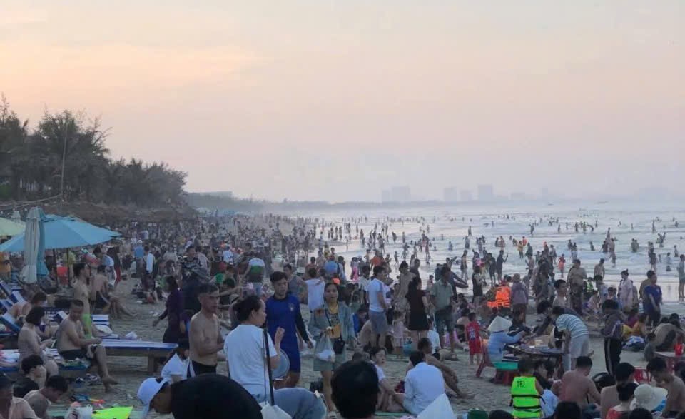 2 ng&agrave;y đầu nghỉ lễ, lượng kh&aacute;ch đến Quảng Nam tăng vọt - Ảnh 10.