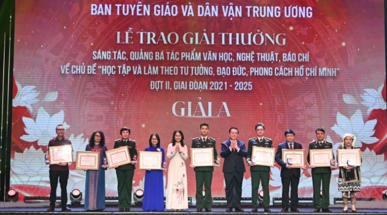 Trao giải thưởng văn học, nghệ thuật, b&aacute;o ch&iacute; về chủ đề học tập v&agrave; l&agrave;m theo B&aacute;c Hồ- Ảnh 1.
