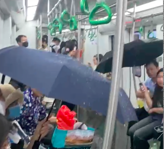 Hành khách đi tàu metro Cát Linh - Hà Đông phải che ô vì dột nước- Ảnh 1.