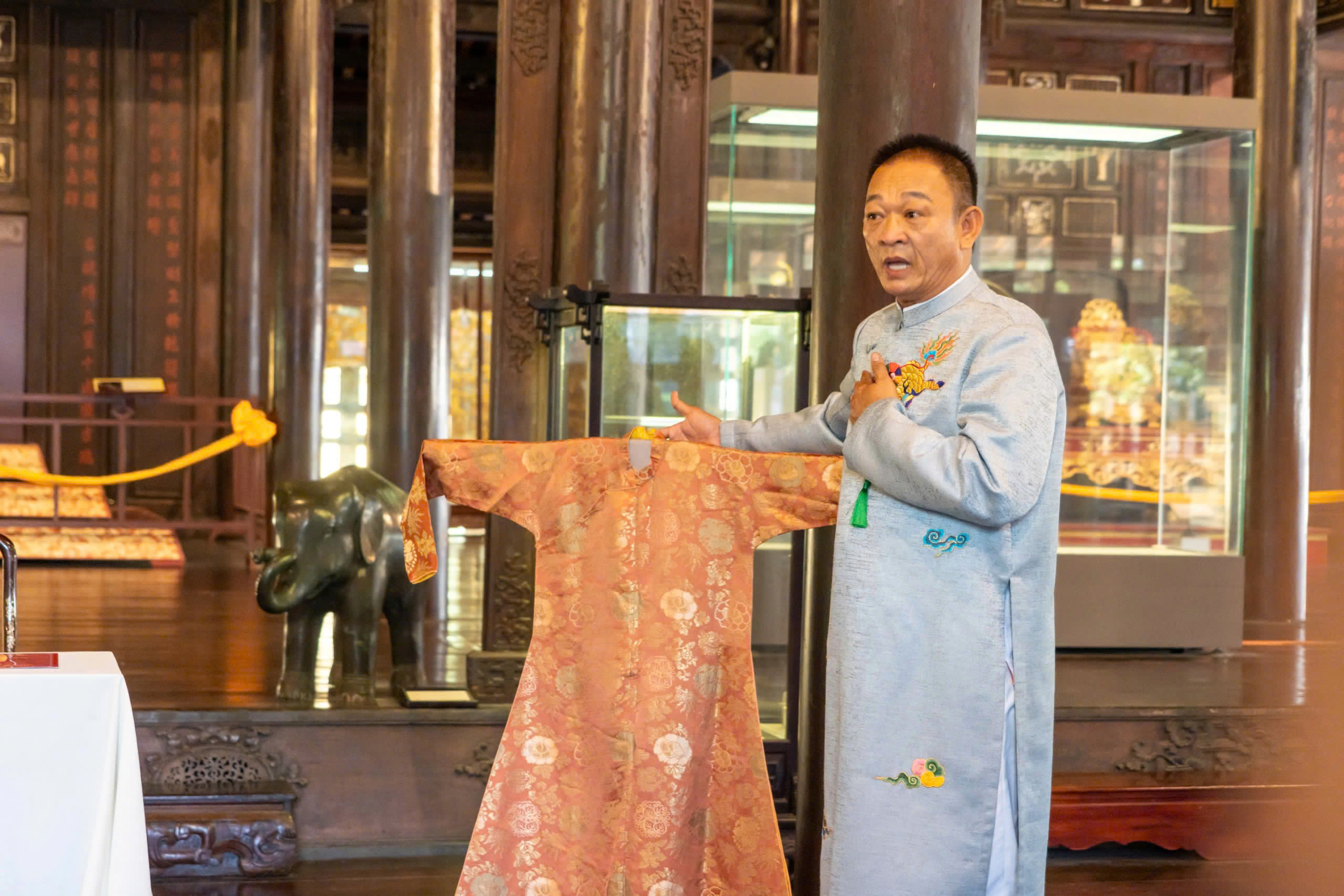 "Vén màn" lai lịch 2 chiếc áo dài của mẹ vua Bảo Đại mới trở về Huế- Ảnh 2.