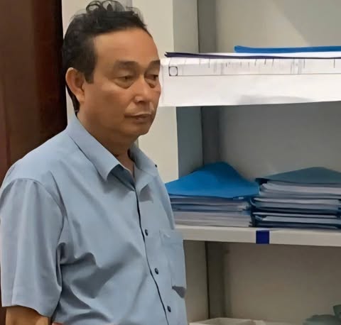 Một cựu ph&oacute; gi&aacute;m đốc chi nh&aacute;nh văn ph&ograve;ng đăng k&yacute; đất đai bị khởi tố - Ảnh 1.