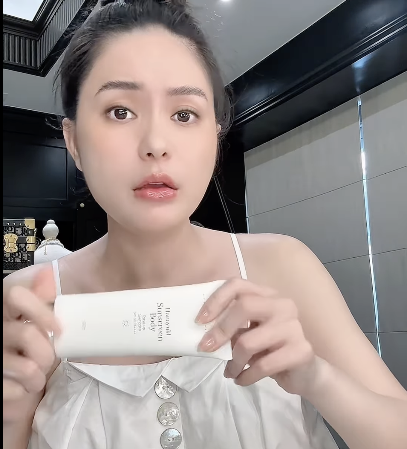 Ghi SPF 50 nhưng chỉ đạt 2,4: Kem chống nắng m&agrave; Đo&agrave;n Di Băng quảng c&aacute;o l&agrave; thật hay giả?- Ảnh 2.