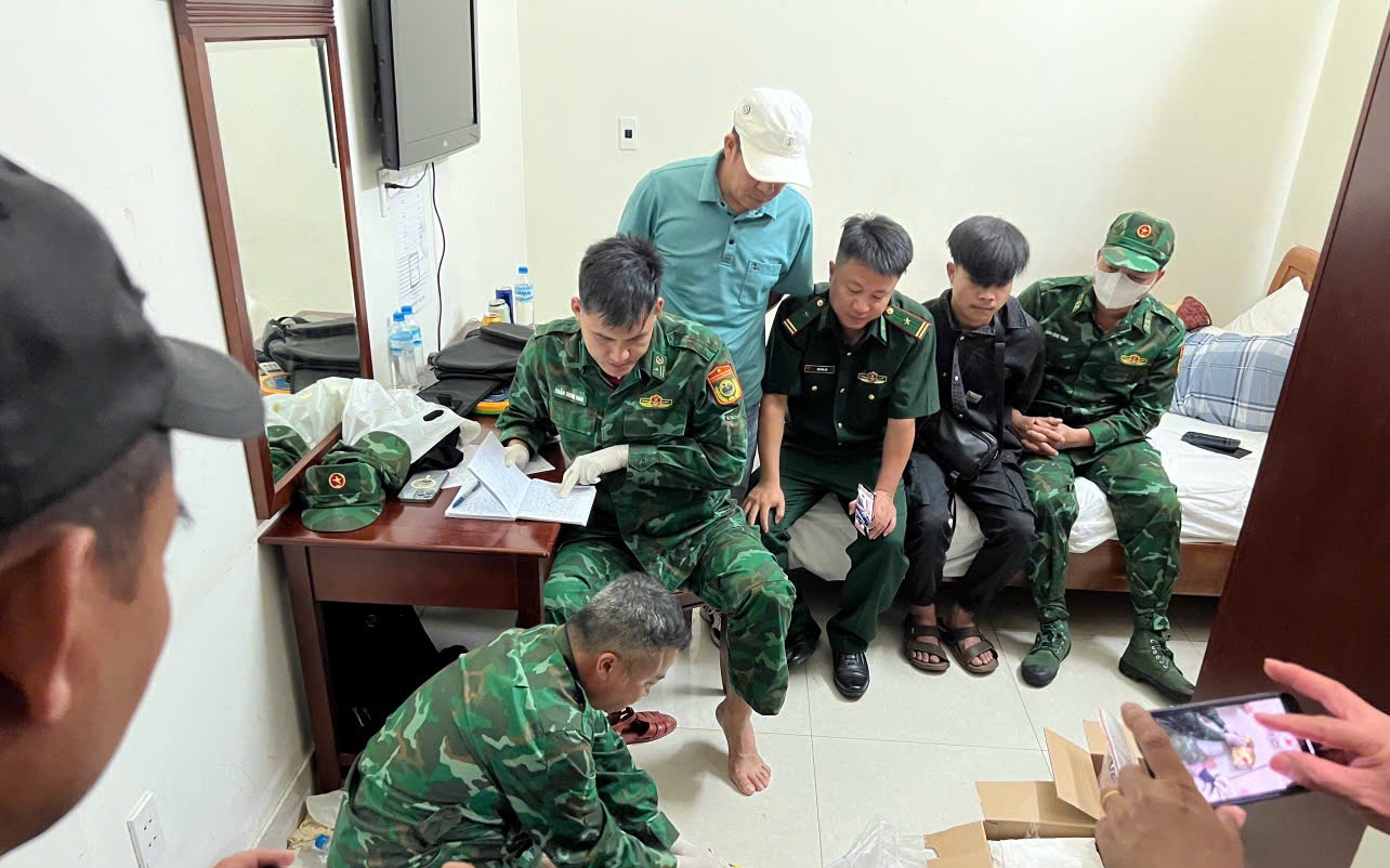 Biên phòng ập vào khách sạn, bắt quả tang kẻ tàng trữ số ma túy khủng