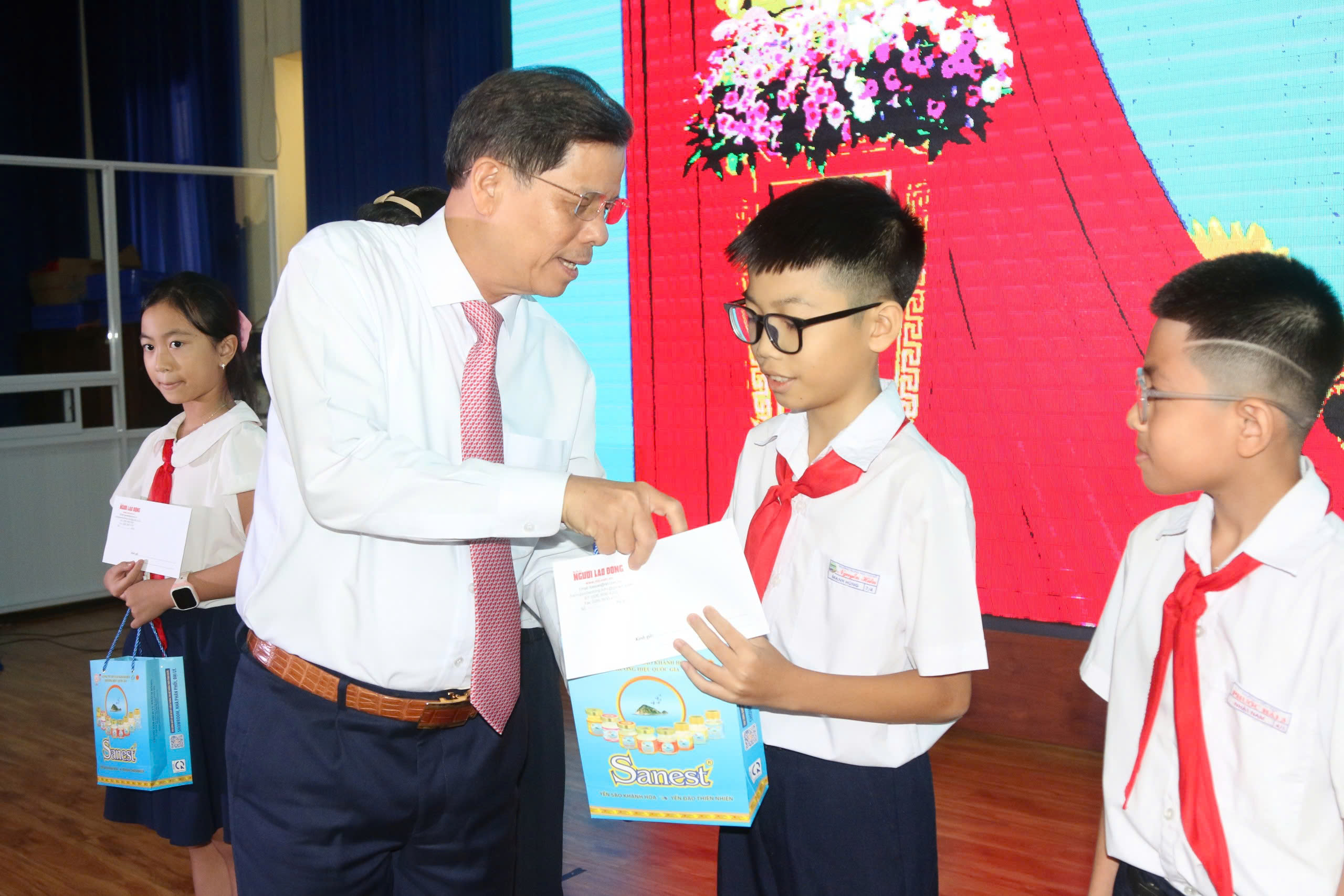 Chủ tịch tỉnh Khánh Hòa giải quyết các vấn đề thiết thực của người lao động- Ảnh 6.