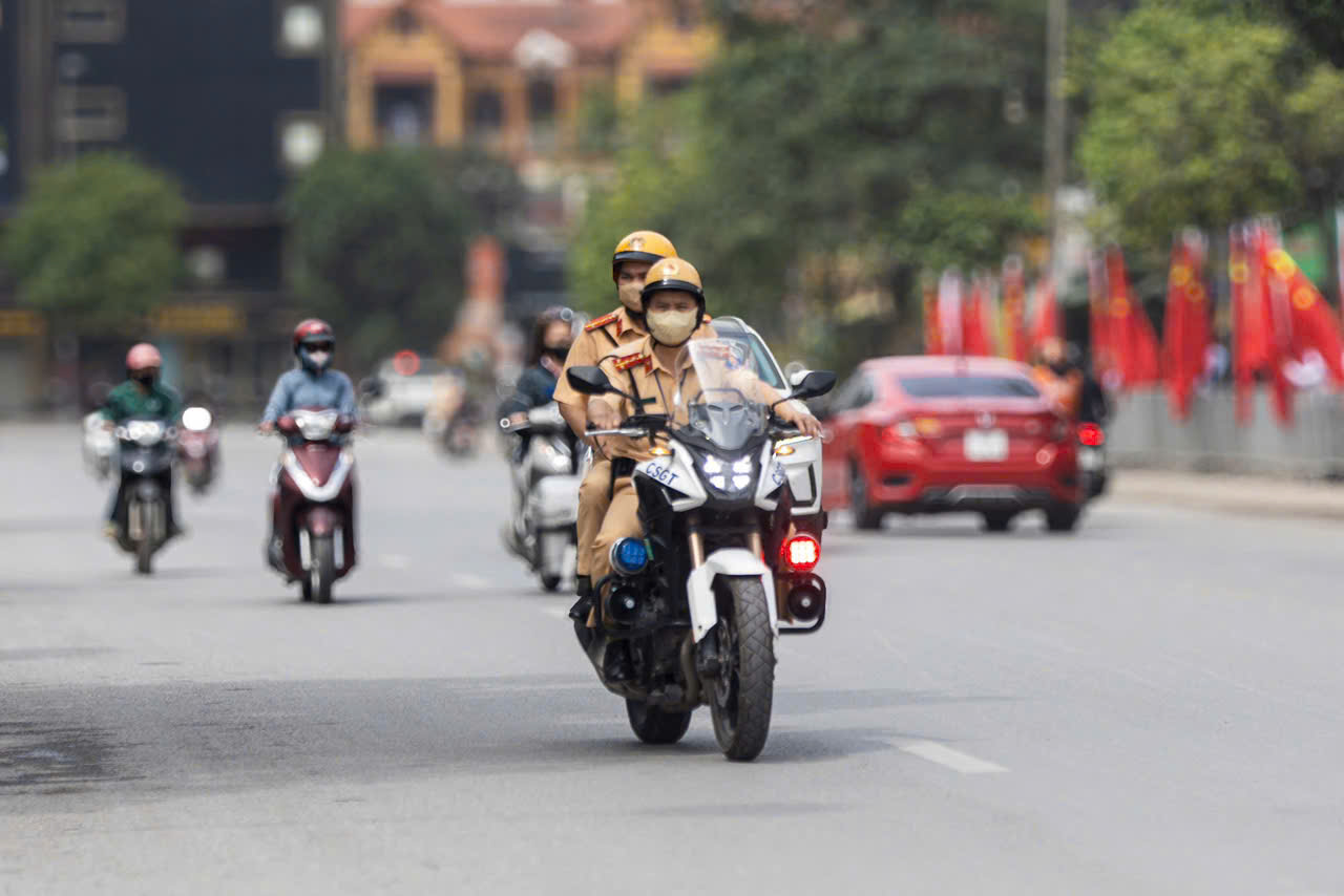 CSGT dùng mô tô đặc chủng mở đường đưa người phụ nữ bị tai nạn giao thông đi cấp cứu- Ảnh 1.