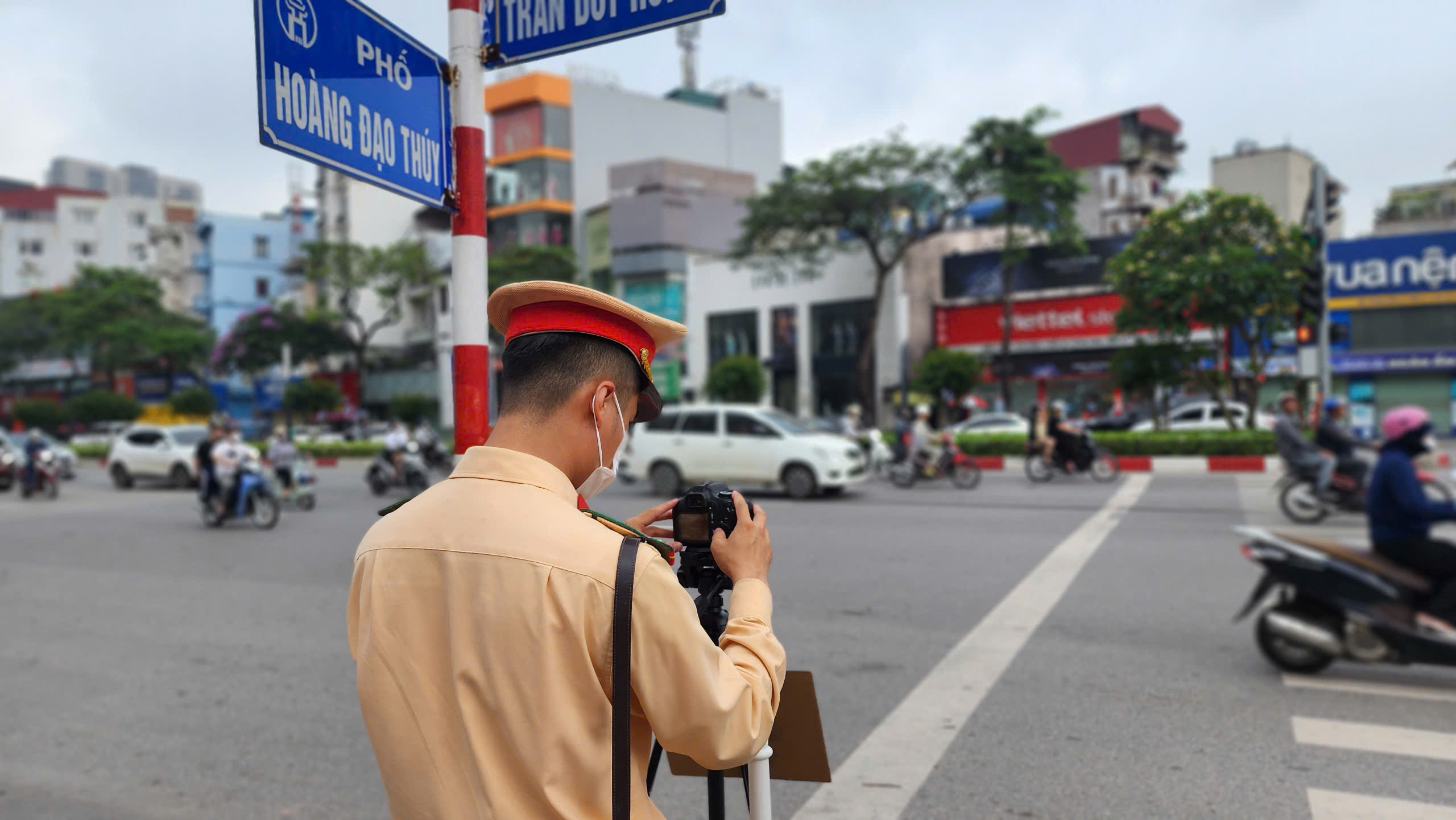 CSGT đặt máy quay ghi hình, nhiều tài xế xe máy bị phạt nguội - Ảnh 2.