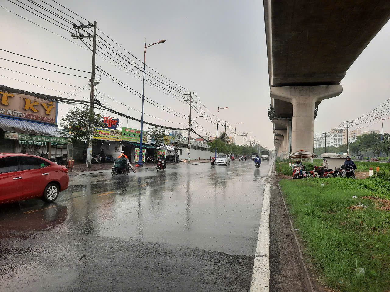 Đ&atilde; c&oacute; nơi ở TP HCM mưa to, dự b&aacute;o chiều tối nay nhiều nơi ở TP HCM c&oacute; mưa to - Ảnh 2.