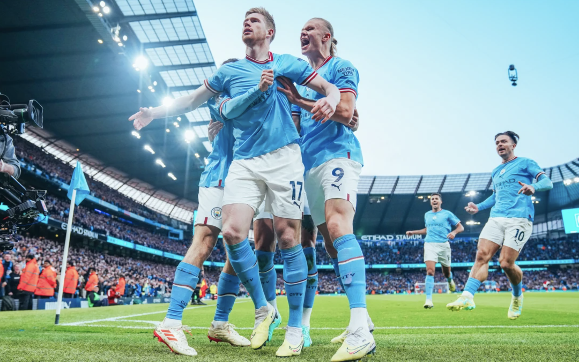 Huyền thoại Kevin de Bruyne sẽ được tạc tượng, HLV Pep Guardiola rơi lệ ngày chia tay anh