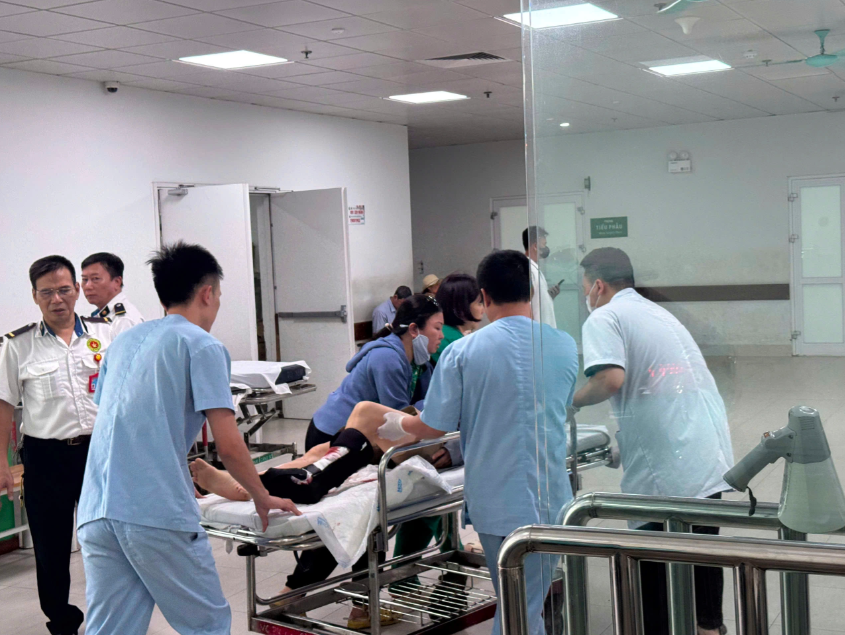 CSGT dùng mô tô đặc chủng mở đường đưa người phụ nữ bị tai nạn giao thông đi cấp cứu- Ảnh 2.
