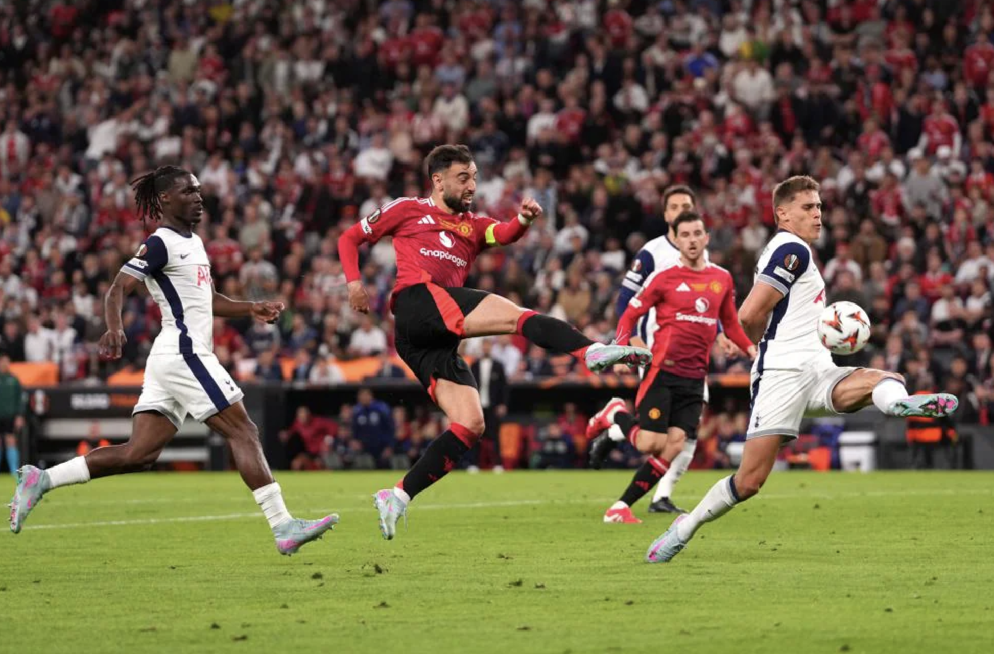Đ&aacute;nh bại Man United, Tottenham th&agrave;nh t&acirc;n vương Europa League- Ảnh 1.