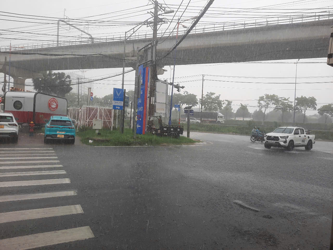 Đ&atilde; c&oacute; nơi ở TP HCM mưa to, dự b&aacute;o chiều tối nay nhiều nơi ở TP HCM c&oacute; mưa to - Ảnh 1.