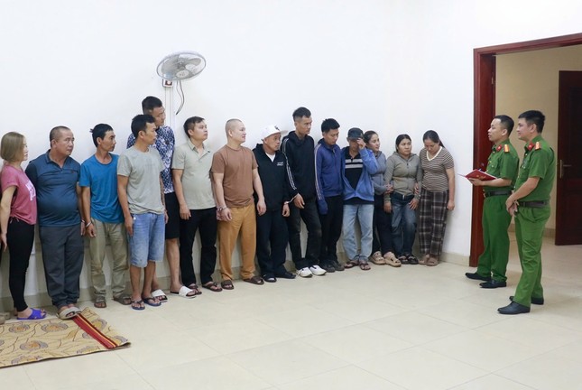 Bắt "ông trùm", phá đường dây đánh bạc tổ chức tinh vi và chuyên nghiệp trong rừng- Ảnh 2.