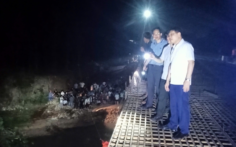 Rủ nhau suối tắm, 7 học sinh bị đuối nước, 1 em tử vong, 3 em mất tích
