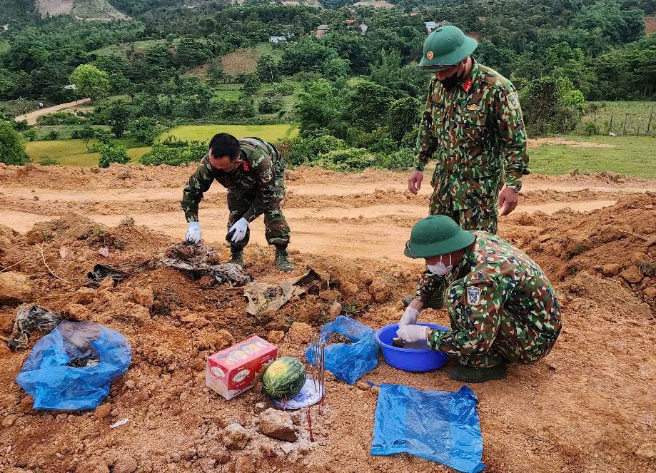 X&uacute;c động Lễ truy điệu, an t&aacute;ng 17 h&agrave;i cốt liệt sĩ hy sinh tại L&agrave;o- Ảnh 6.