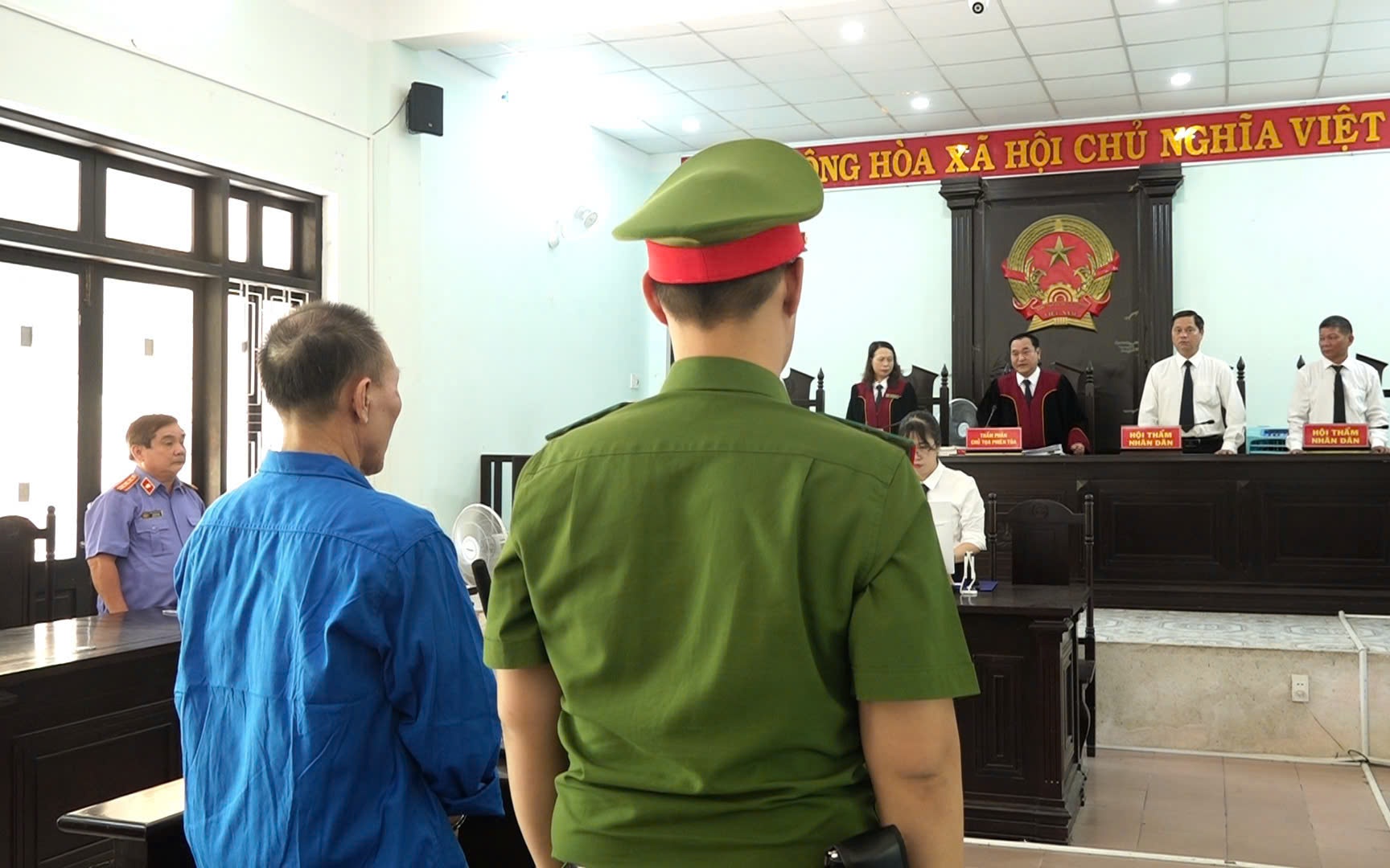 Nhờ "trưởng phòng quân nhu" mua ô tô giá rẻ, cặp vợ chồng nhận "quả đắng"