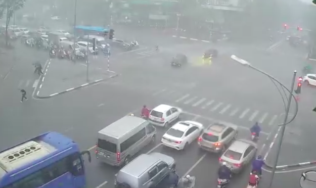 Mưa lớn ở nhiều địa phương trên cả nước, cảnh báo lũ quét và sạt lở đất - Ảnh 1.