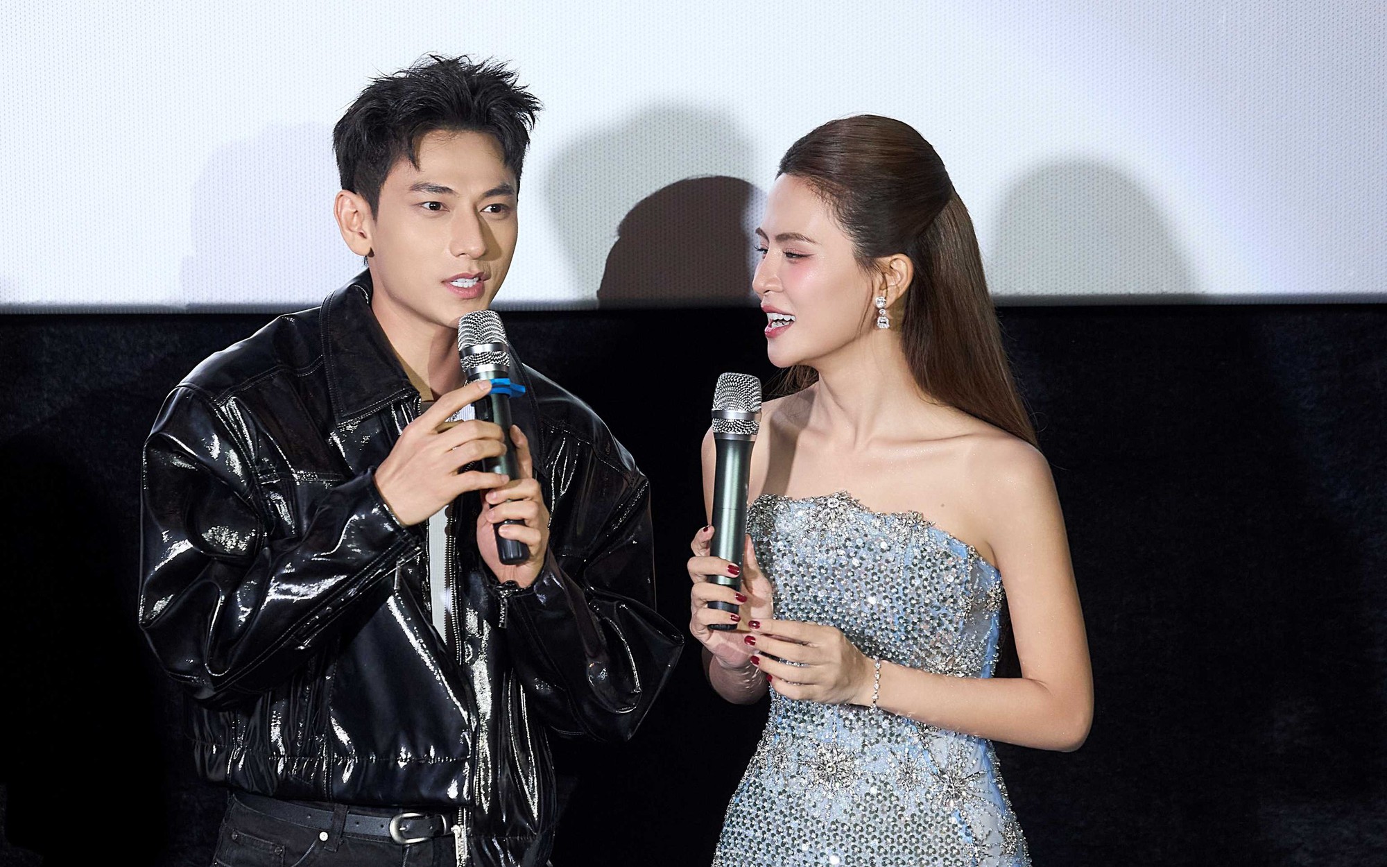 Cả showbiz đến chúc mừng Hà Nhi

