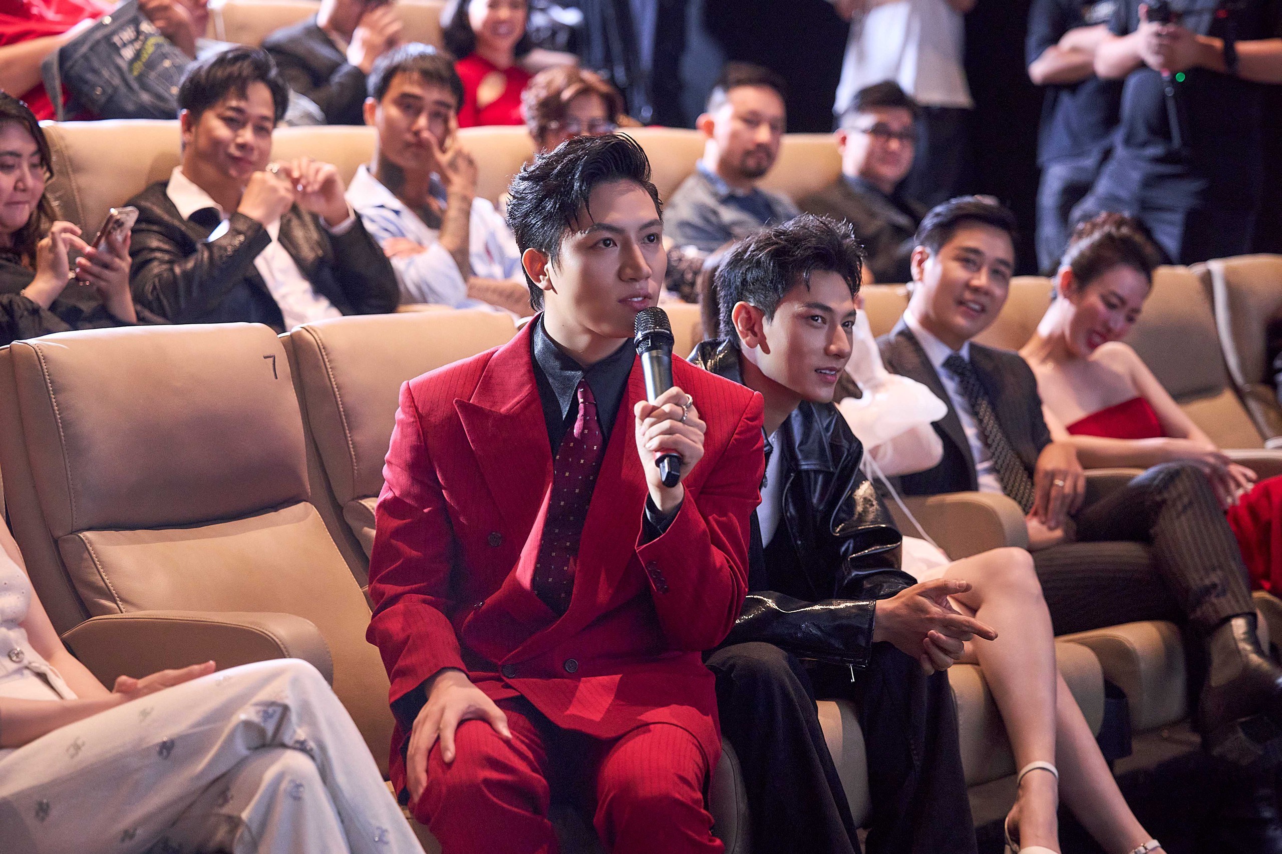 Cả showbiz đến chúc mừng Hà Nhi
- Ảnh 2.