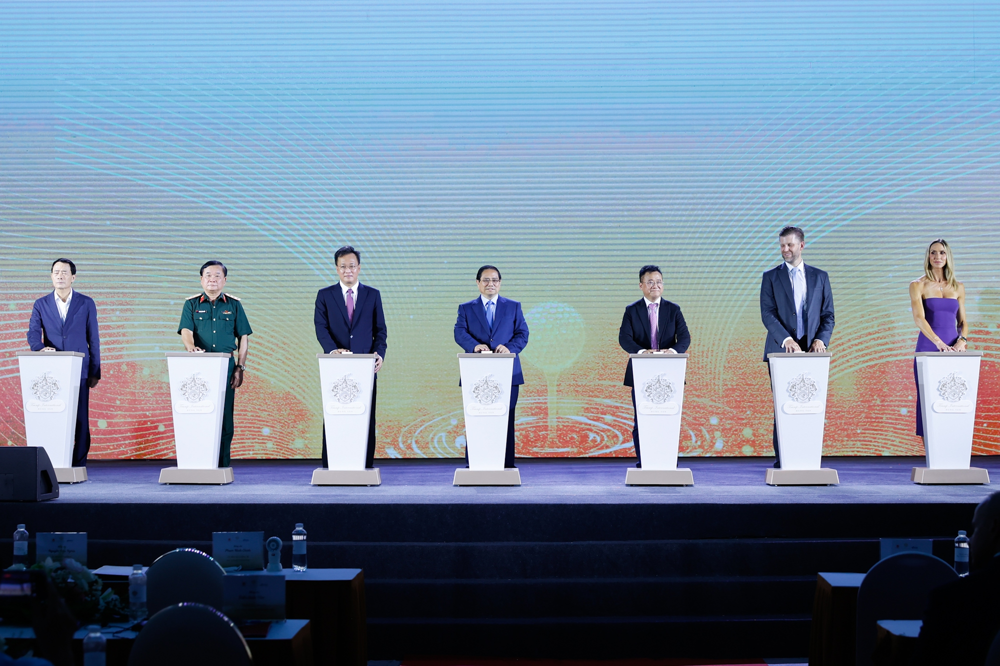 Thủ tướng dự lễ khởi c&ocirc;ng dự &aacute;n Trump International hơn 1,5 tỉ USD tại Hưng Y&ecirc;n- Ảnh 1.