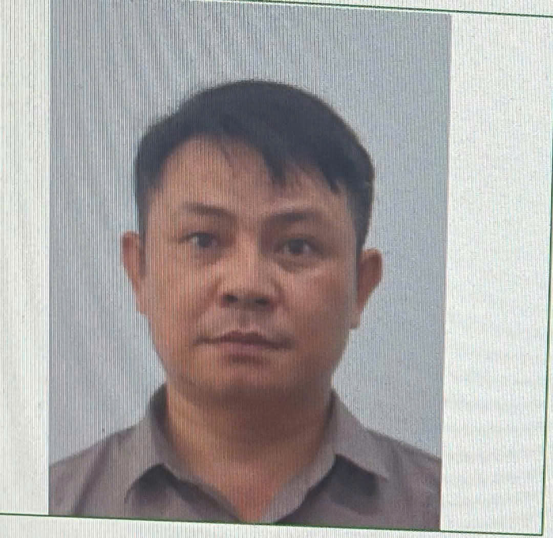 Quảng Trị: Ch&acirc;n dung nghi phạm đ&acirc;m h&agrave;ng x&oacute;m tử vong, đang bỏ trốn v&agrave;o rừng - Ảnh 1.