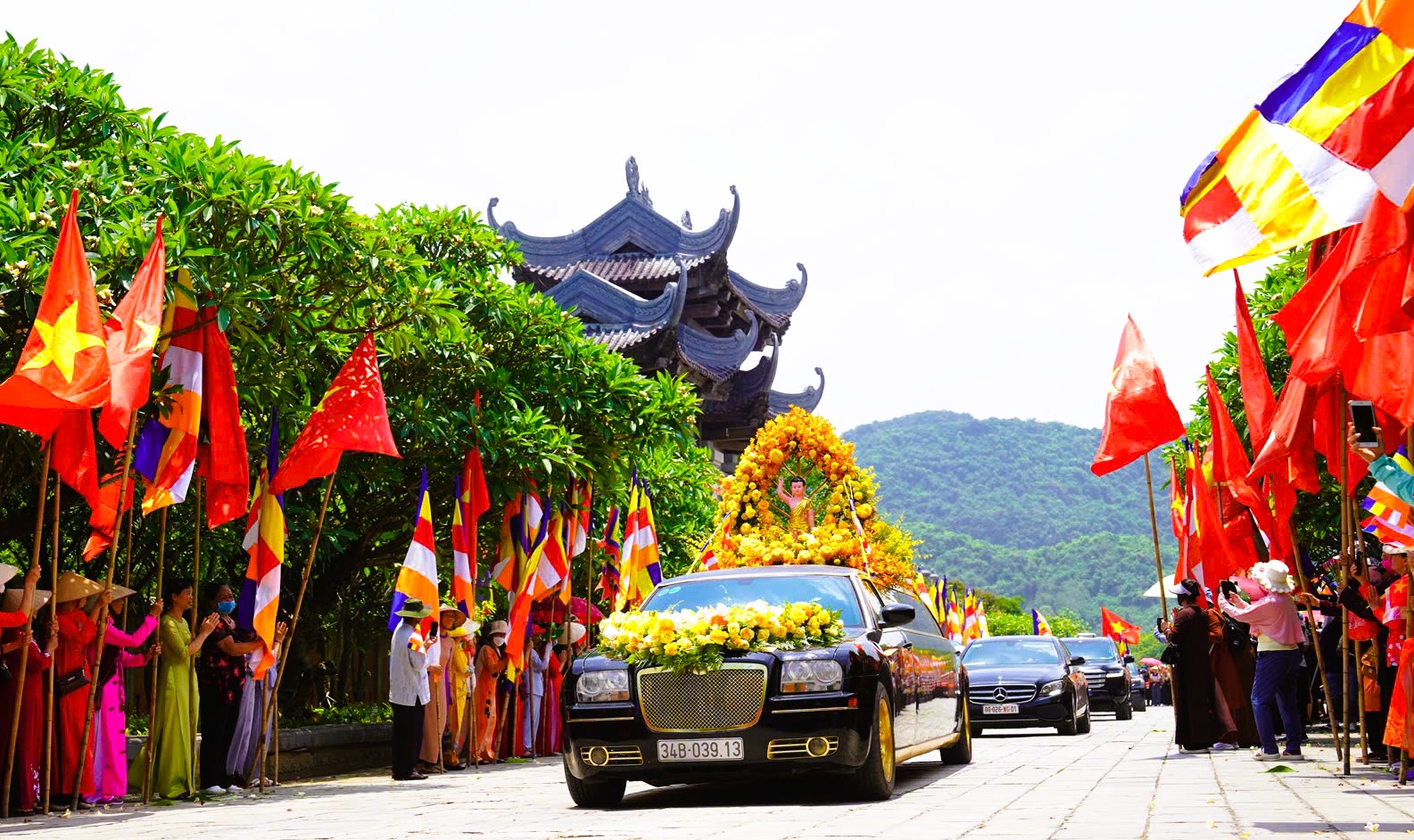 H&agrave;ng ng&agrave;n người đội nắng cung rước x&aacute; lợi Đức Phật về ch&ugrave;a B&aacute;i Đ&iacute;nh- Ảnh 2.