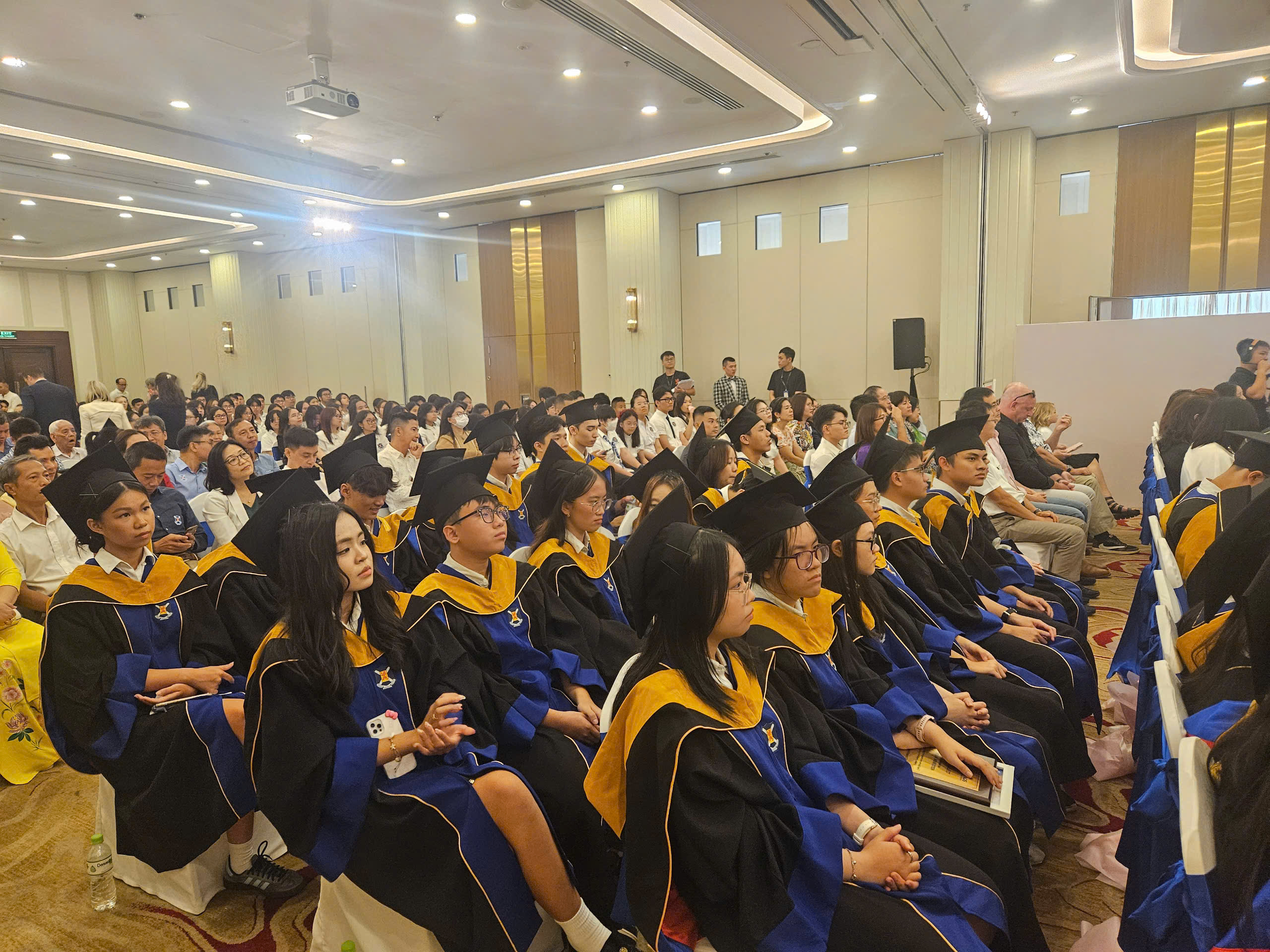 "Đừng chụp ảnh b&agrave;i giảng rồi n&oacute;i sẽ nghi&ecirc;n cứu sau" - Ảnh 1.