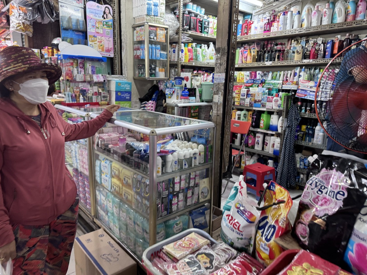 Nhiều cửa hàng mỹ phẩm tạm ngưng bán - Ảnh 1.