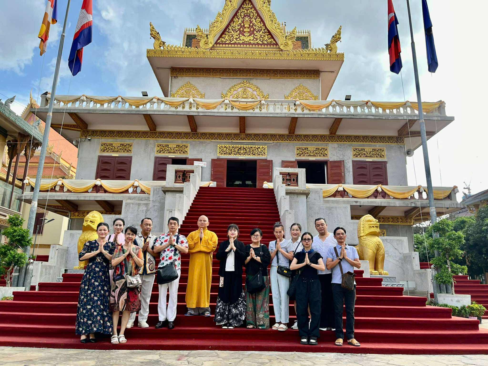 Tình người giữa xứ Chùa Tháp: Đoàn văn nghệ Tình ca Bắc Sơn và hành trình kết nối yêu thương - Ảnh 2.