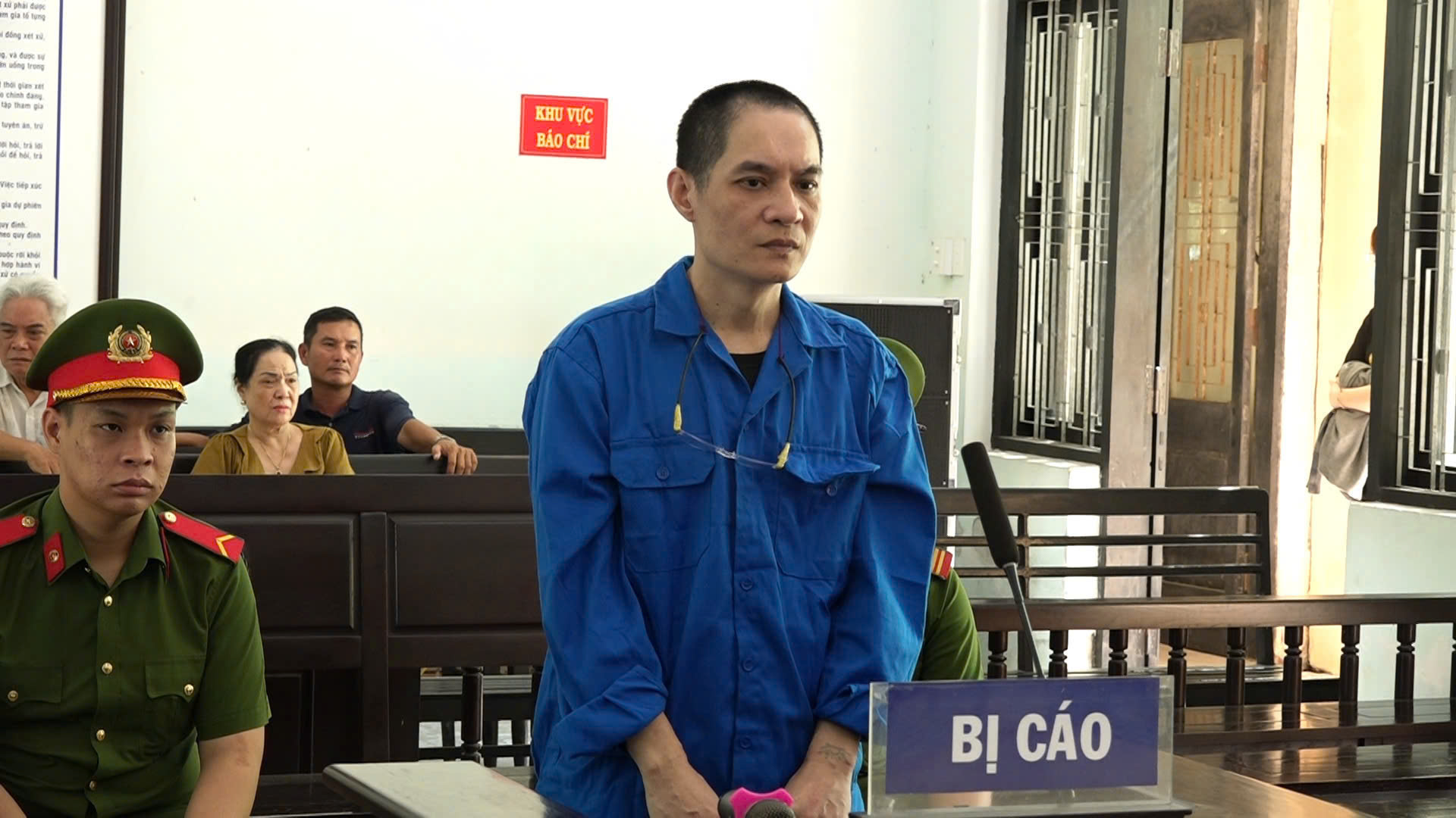 La mắng con d&acirc;u, người đ&agrave;n &ocirc;ng bị th&ocirc;ng gia cầm dao đến nh&agrave; "hỏi tội"- Ảnh 1.